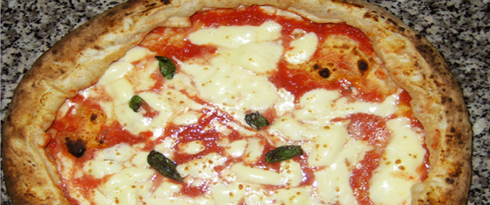 <b><i> <br> Pizza Napoletana cotta nel forno a legna</i></b><br>
                                                  <br><br> <u>INGREDIENTI </u> <br>
                                                  <br> Farina  
	                 							  <br> Lievito 
	                  							  <br> Pomodoro  
	                  							  <br> Mozzarella di bufala campana 
	                  							  <br> Basilico
	                 							  <br> Ingredienti vari in base al gusto 
	                    						  <br>  
	                    						  <br>   